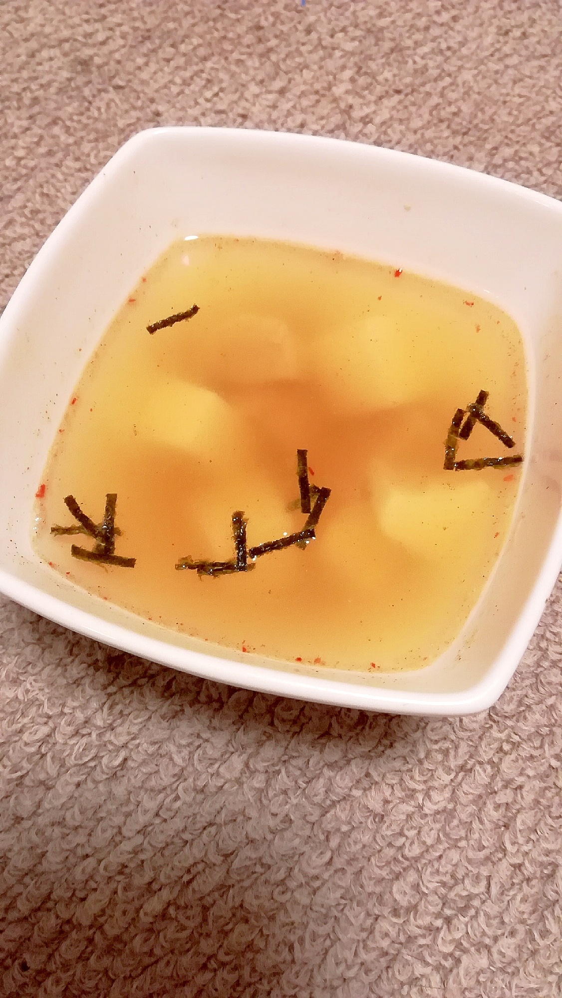 ラー油がアクセント☆絹ごし豆腐と肉団子の中華スープ