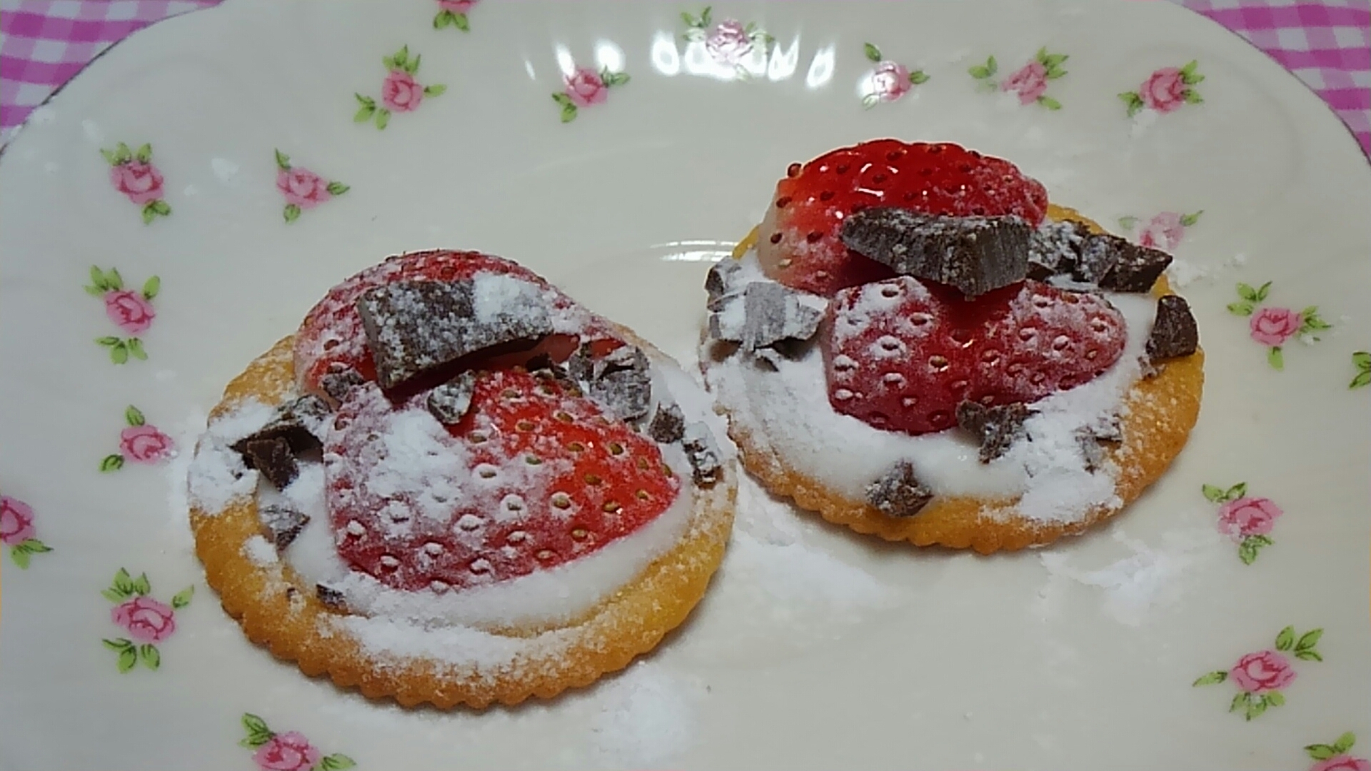 クリームチーズと苺とチョコとシュガーのせクラッカー