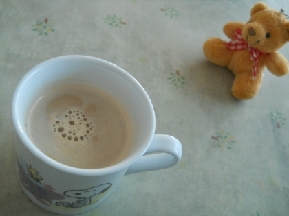 カフェオレが泡立って、うずを巻いてしまいました♪
お砂糖を入れなくても、ほんのり甘さが体にしみました(゜-゜)
くまちゃんも香りにつられて、よってきました♡