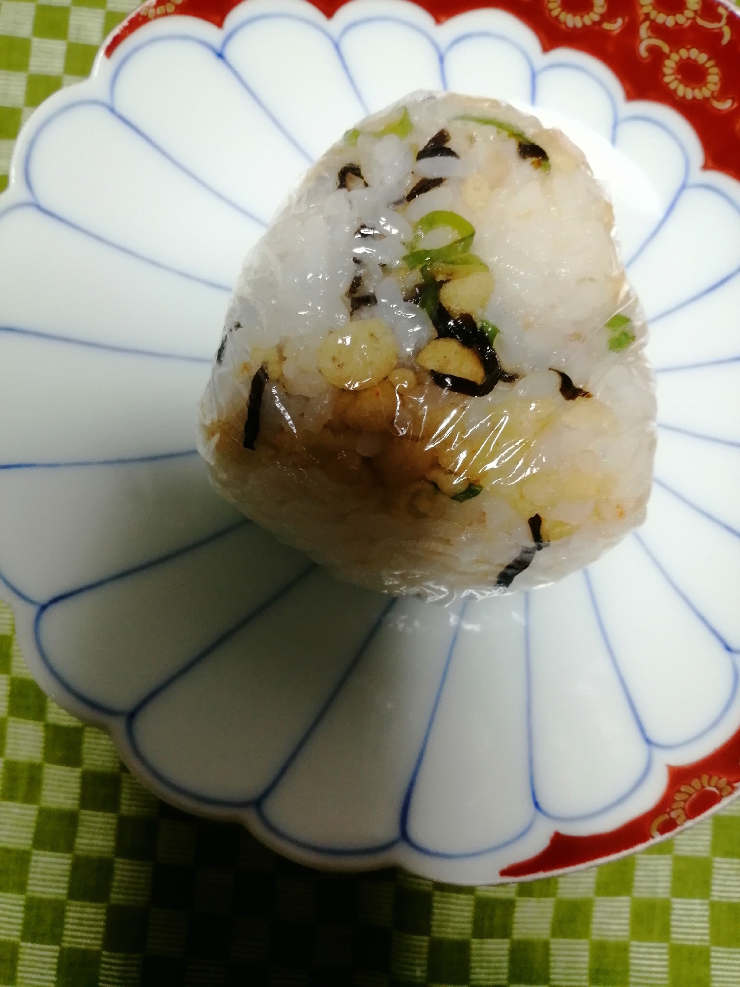 塩昆布とネギと天かすのごま油おにぎり