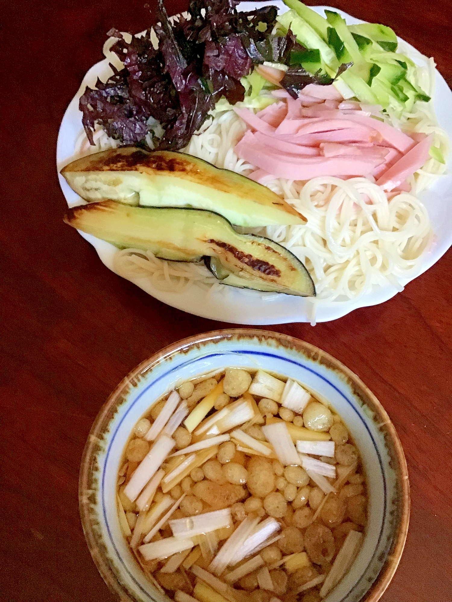 焼きナス付きタヌキ素麺。