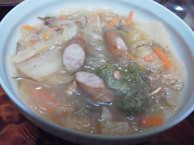 キムチと春雨ソーセージのピリ辛スープ