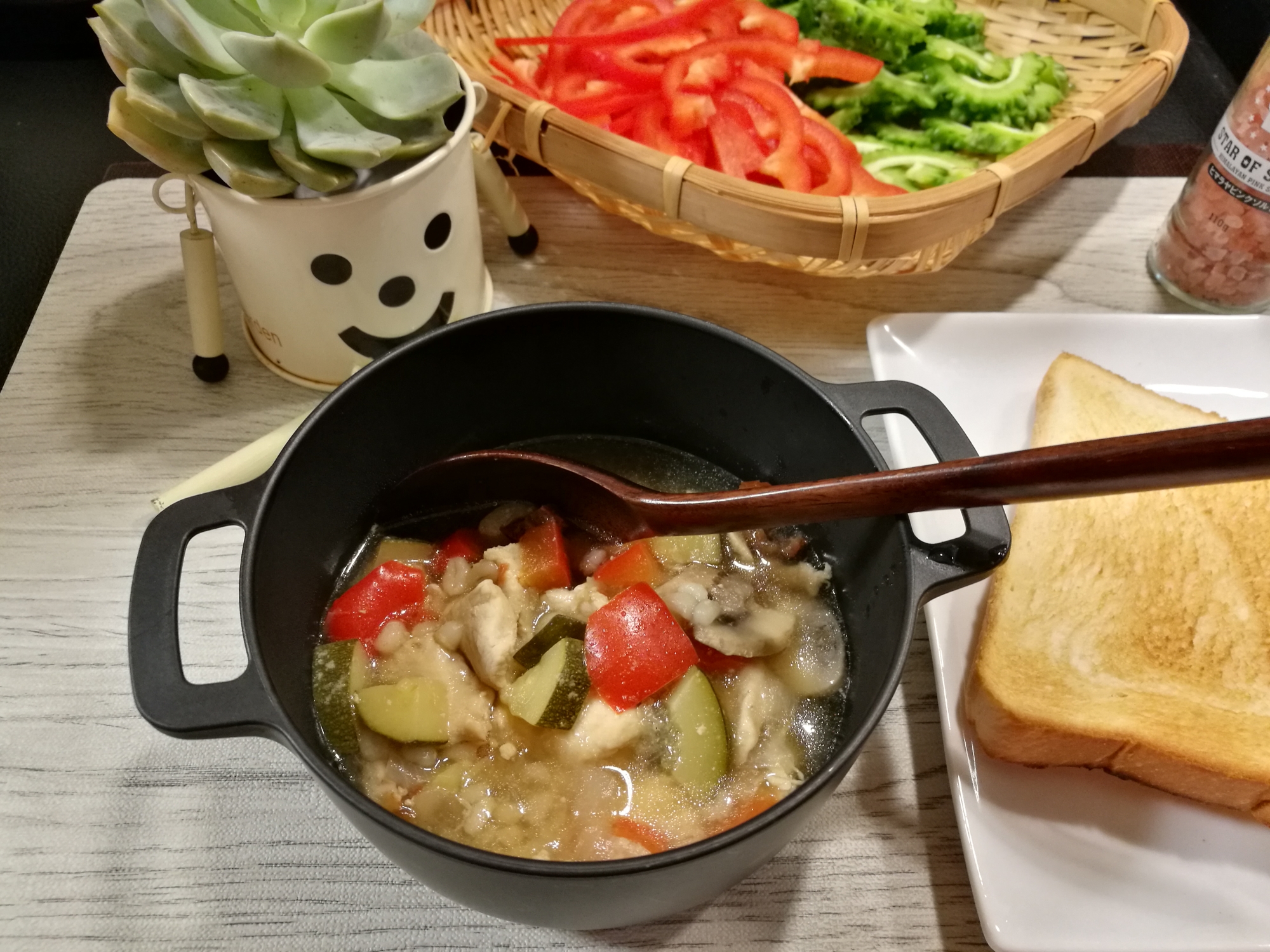 夏野菜ともち麦のスープ