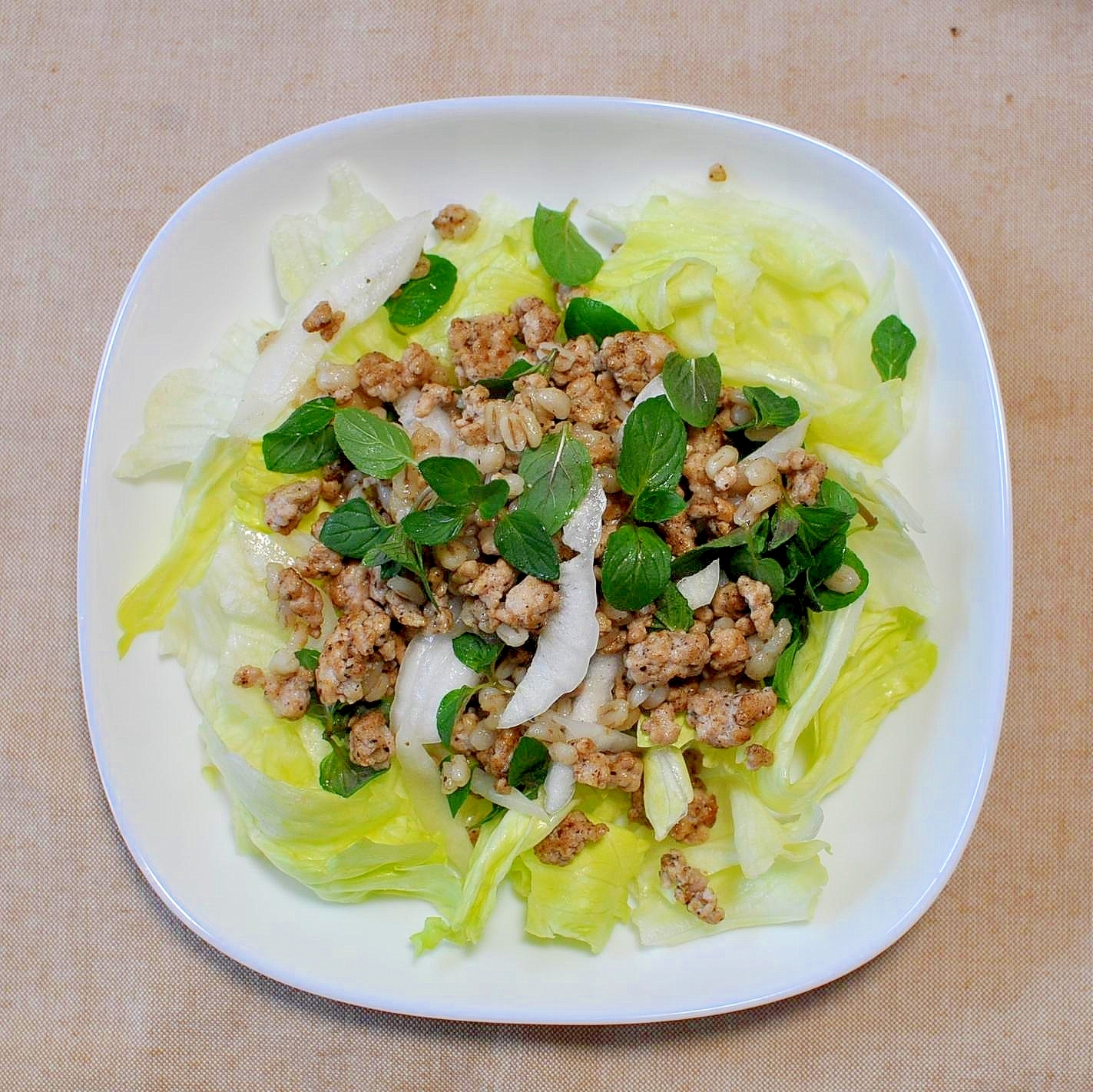 チルドハンバーグで作る簡単アジアン風サラダ