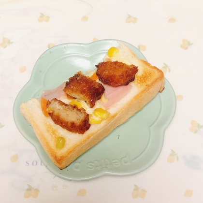 メンチカツピザトースト