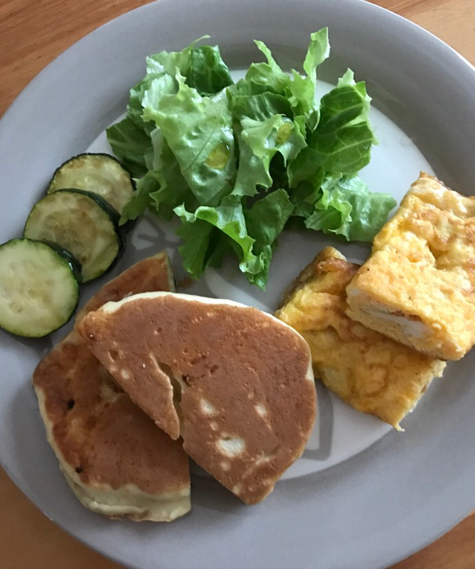 黒ごまパンケーキの朝ごはんプレート