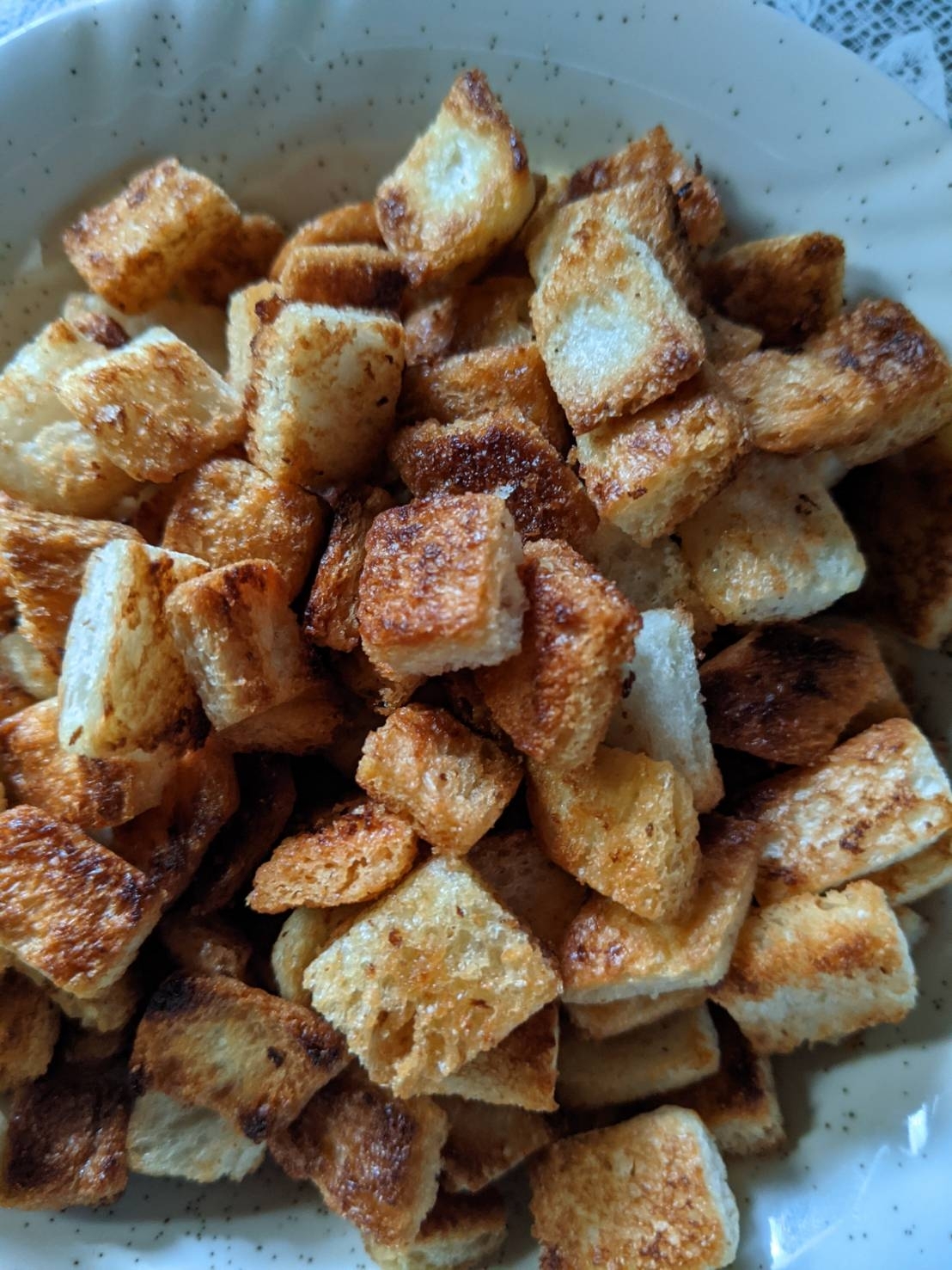 余った食パンで作るクルトン