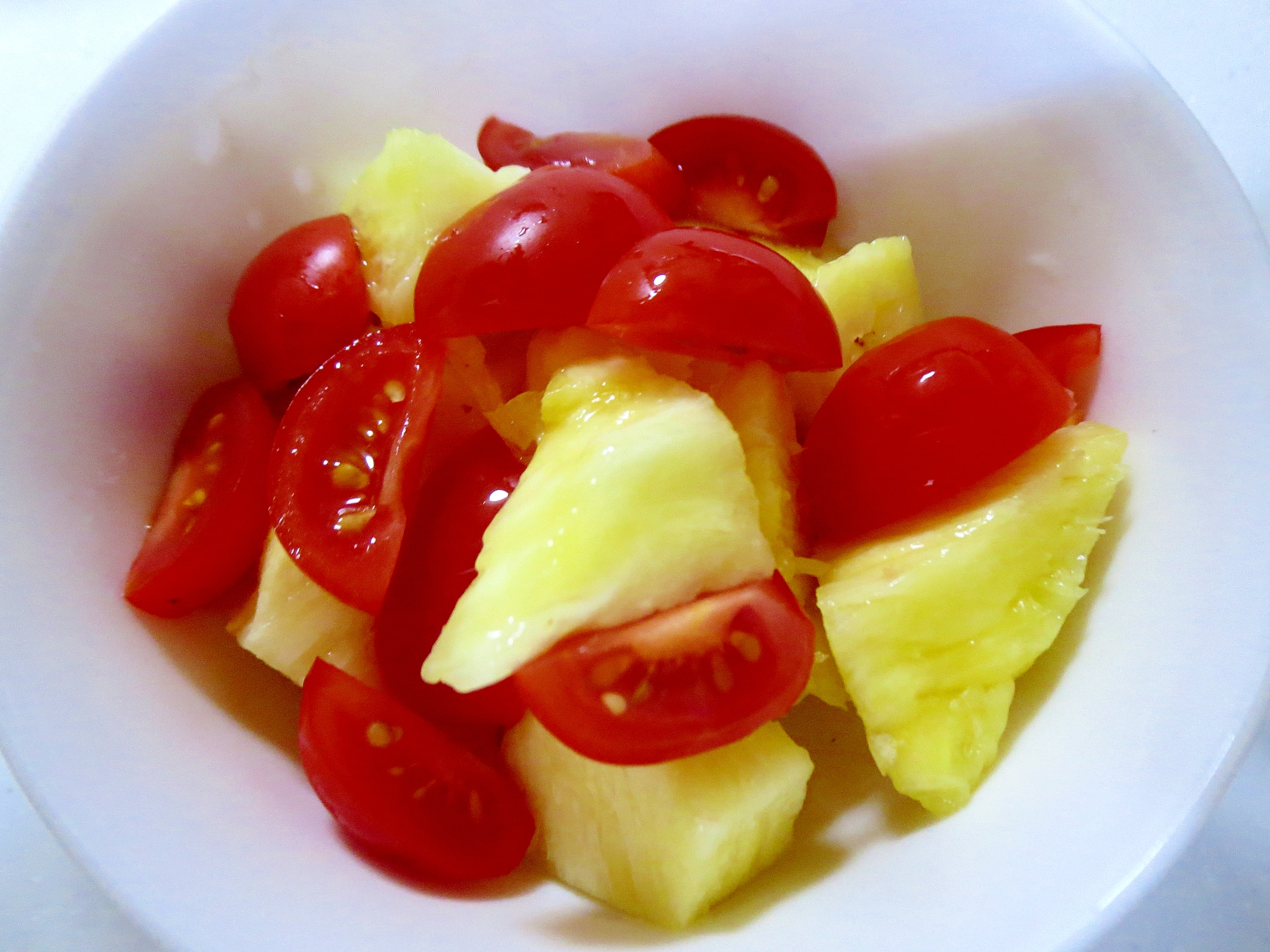パイナップルとミニトマトの簡単サラダ