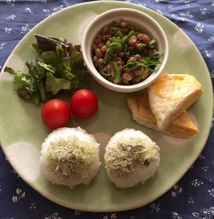 とろろ昆布おむすびの朝ごはんプレート