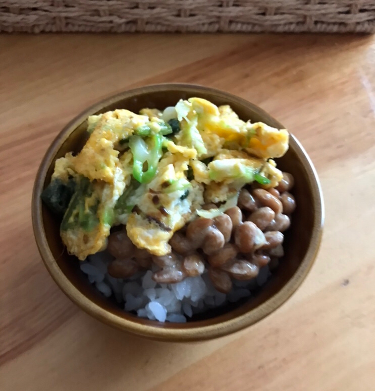 キャベツとほうれん草の胡麻和えの卵炒め納豆ごはん