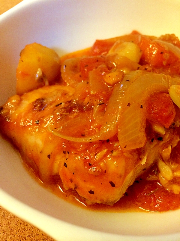 白い皿に盛られたバジル香るカレイのトマト煮込み