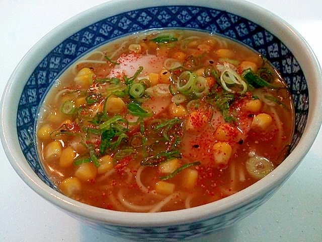 サラダチキンとコーンと九条葱の豚骨ラーメン