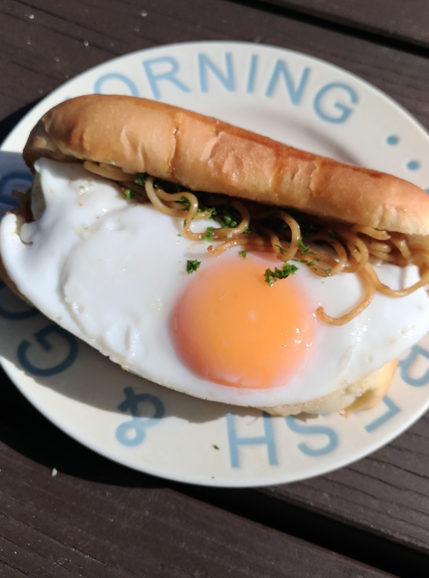 残った焼きそばで☆とろり目玉焼きのせ焼きそばパン