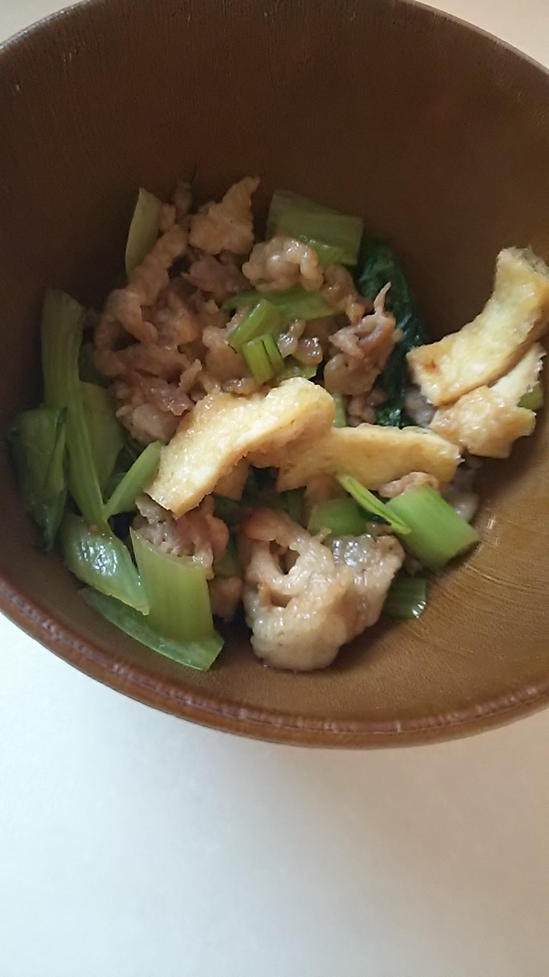 お弁当のおかずに!小松菜と豚こま油揚げの炒めもの