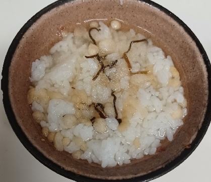 塩昆布と天かすの白だし茶漬け