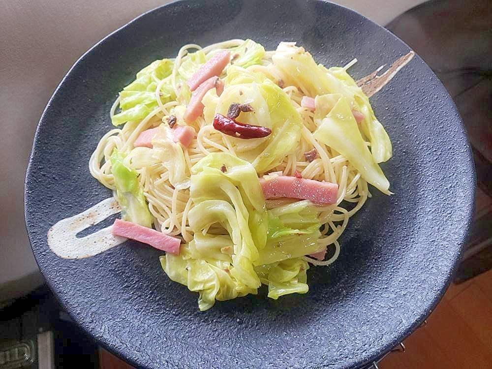 柔らかくて甘い　春キャベツとアンチョビのパスタ