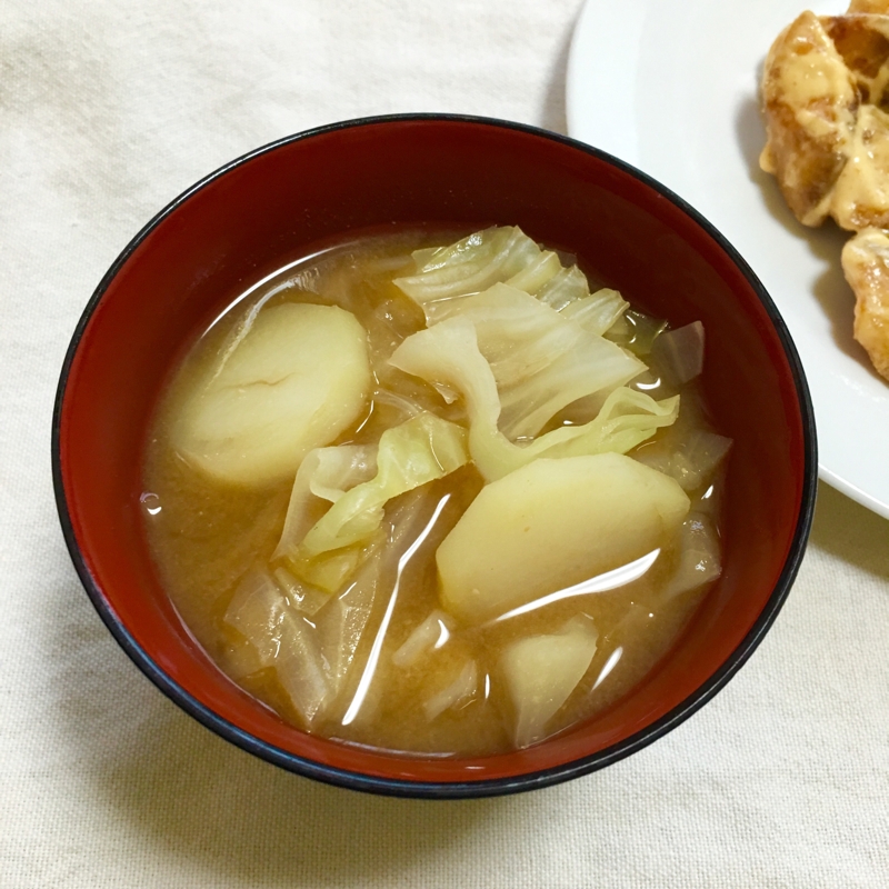 優しいお味♪じゃが芋とキャベツ玉葱のお味噌汁♡