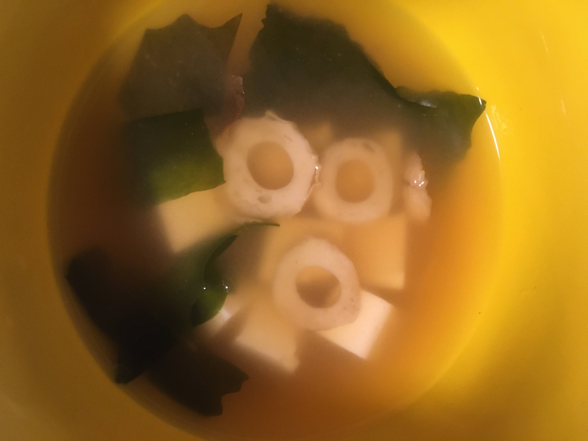 豆腐、わかめ、ちくわの味噌汁