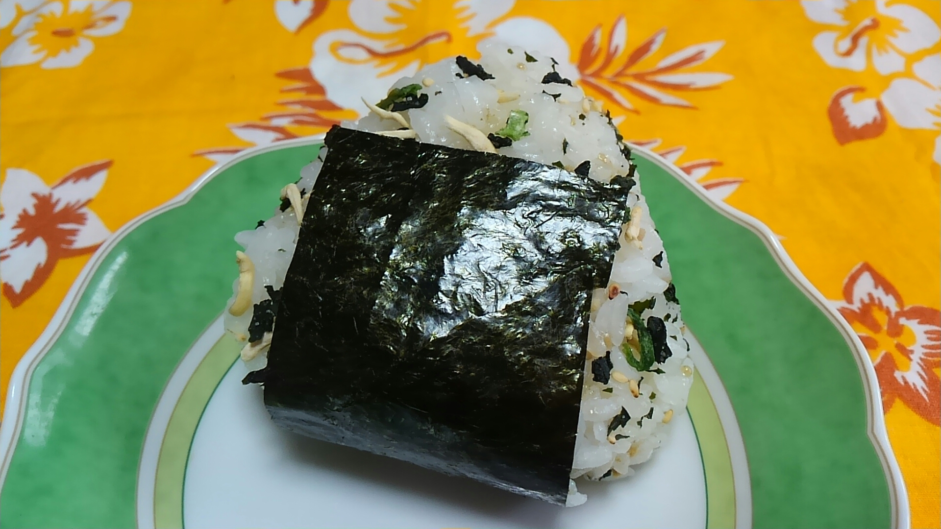 昆布の佃煮入り☆しらすフリカケのおにぎり☆