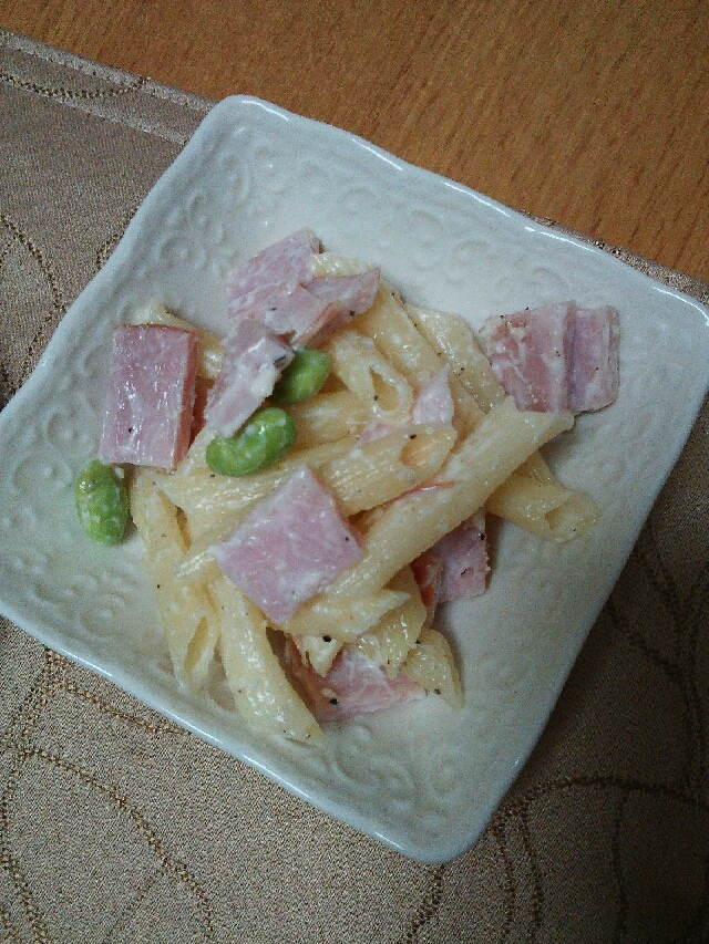 粉チーズ入りのマカロニ枝豆サラダ