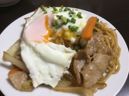 キャベツと豚バラの♪目玉焼き焼きそば