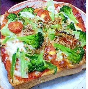 アミ海老とブロッコリーのピザトースト【あり合わせ】