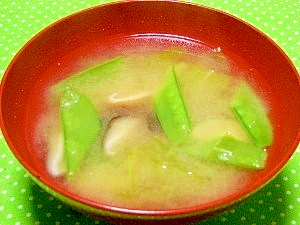 玉ねぎ氷入り☆椎茸とキャベツのお味噌汁
