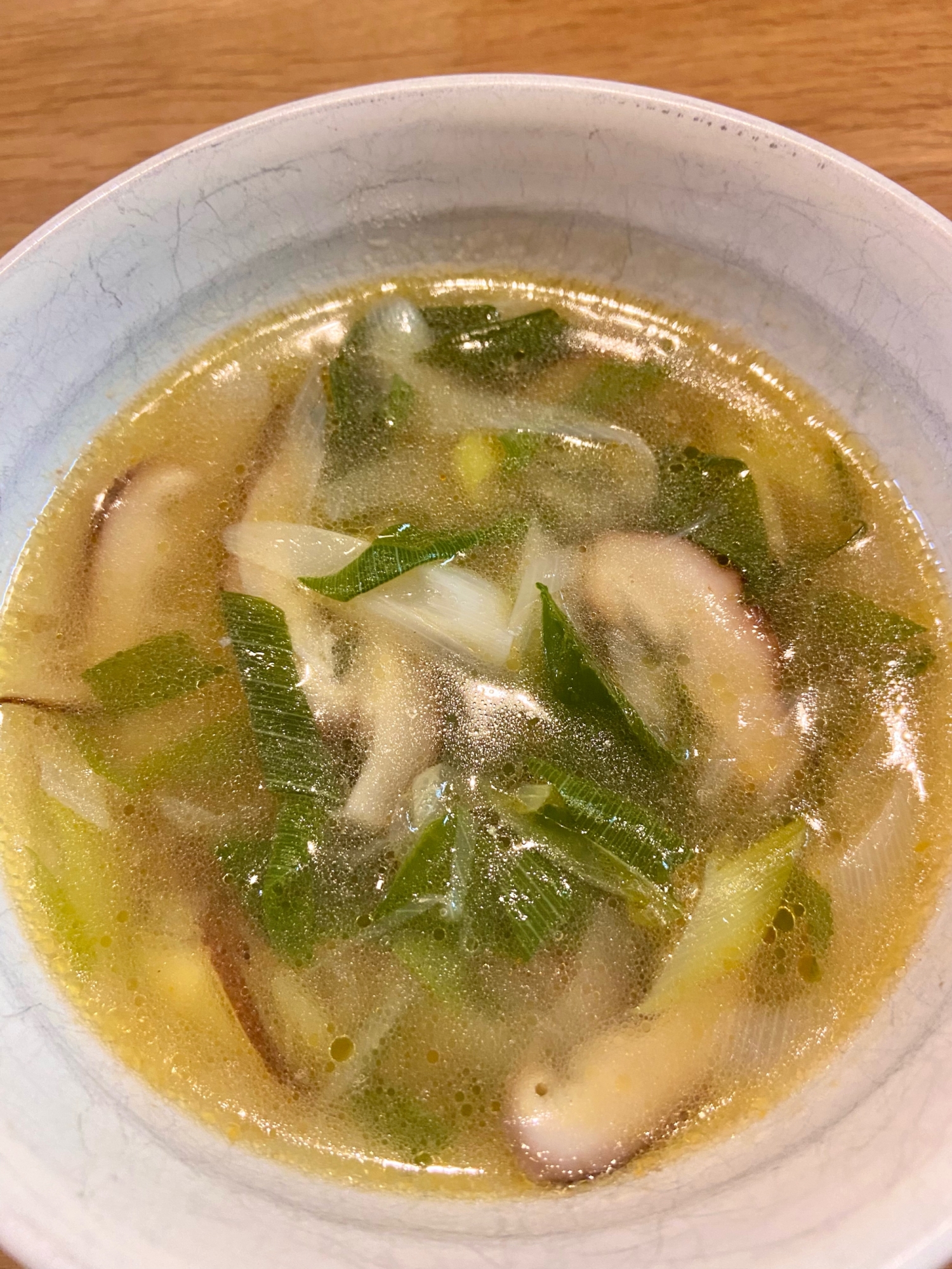 ごま油香る長ネギたっぷり韓国風牛だしスープ