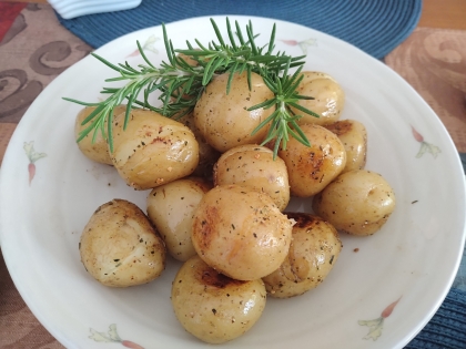 香りがよくて美味しいね～このレシピにぴったりの小芋をもらいたくさん作れました　ローズマリーは途中真っ黒く焦げちゃったので新しいのを飾りなおしです　ごちそう様