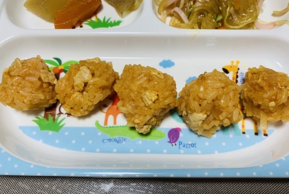 手づかみ食べに！チキンライスのミニおにぎり