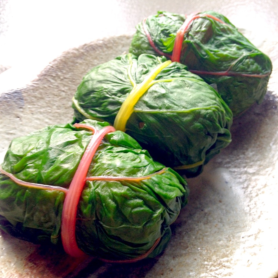 和食器に盛られたチキンライスのスイスチャード包み