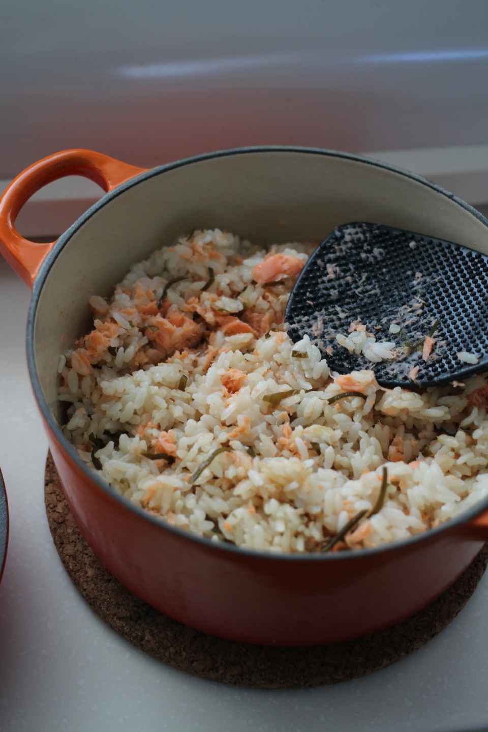 ルクルーゼで炊く　鮭と塩昆布のご飯