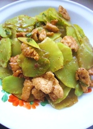 茎レタスと豚肉の炒め物（萵笋炒肉）