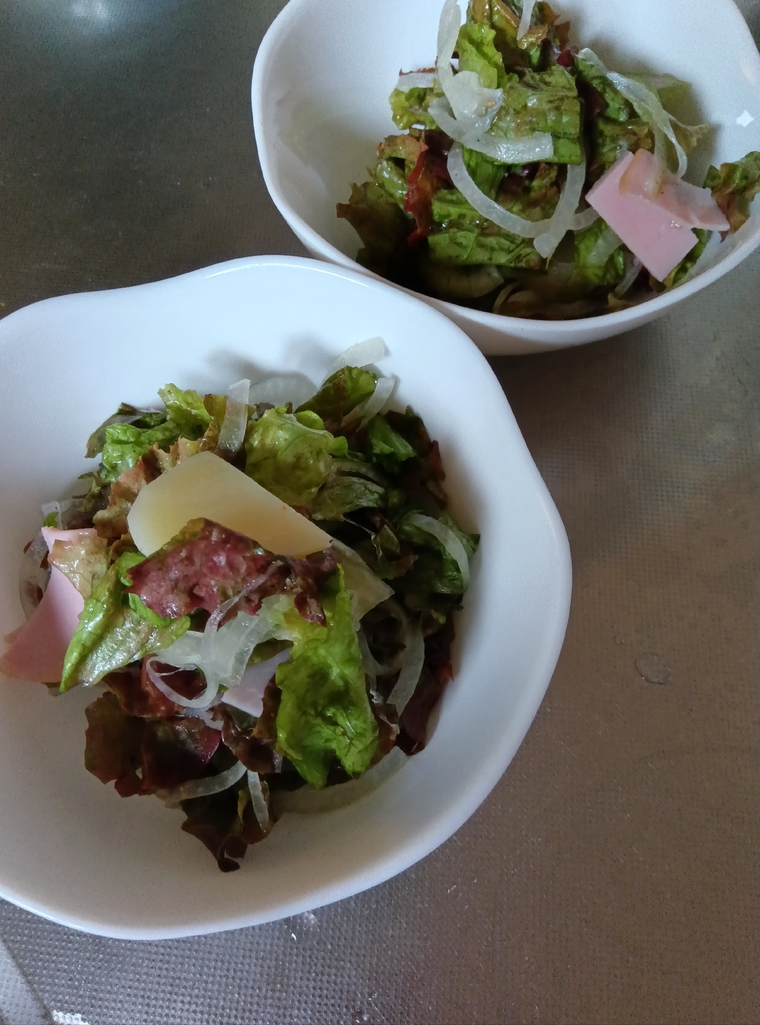 じゃがいもとハム入りサニーレタスのサラダ。