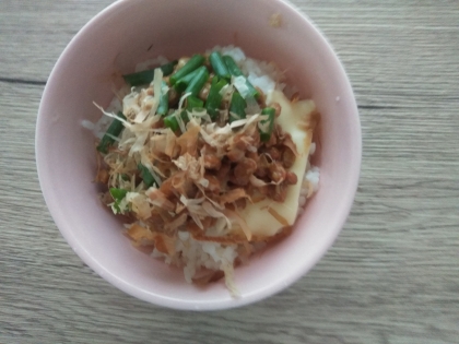 ピーマンチーズおかか納豆丼