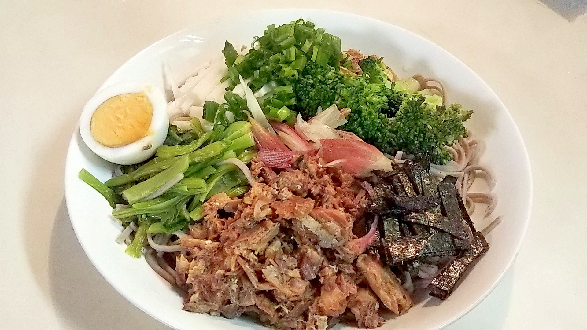 鯖缶（醤油）でみょうが・ねぎたっぷりの冷たいお蕎麦