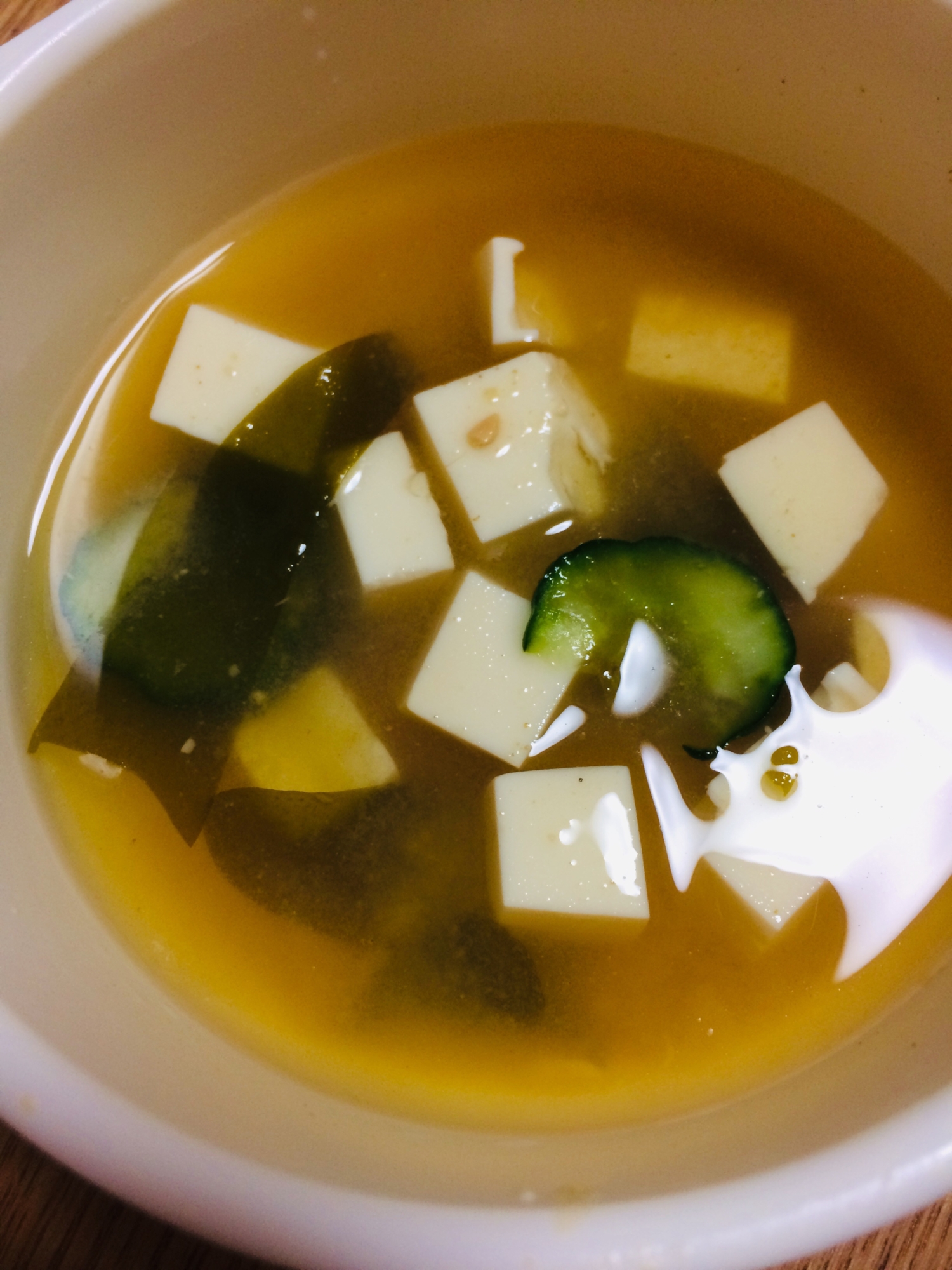 豆腐とわかめときゅうりの味噌汁