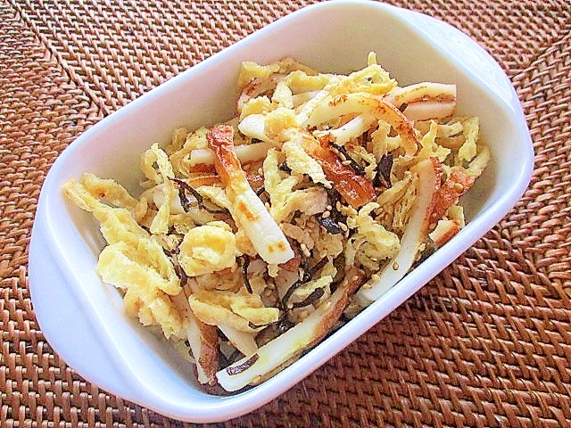 作り置きにも♪油揚げとちくわの塩昆布炒め