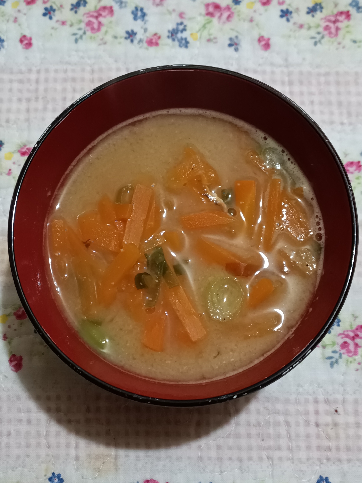 にんじんたっぷり！黒ごまきなこ入りみそ汁★