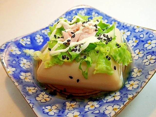 つゆ/マヨ/黒ごまで　グリーンレタスとツナの卵豆腐