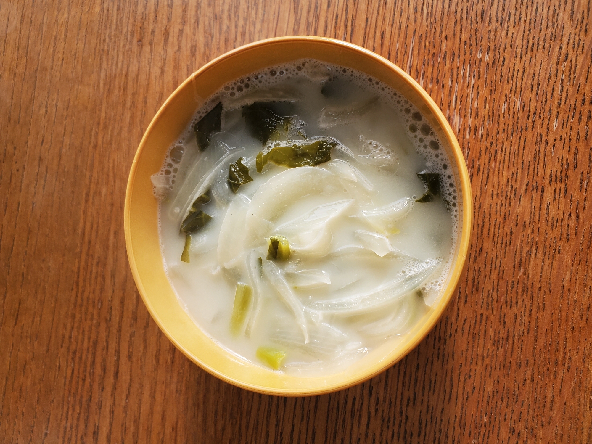 玉ねぎとかぶの葉のミルクスープ