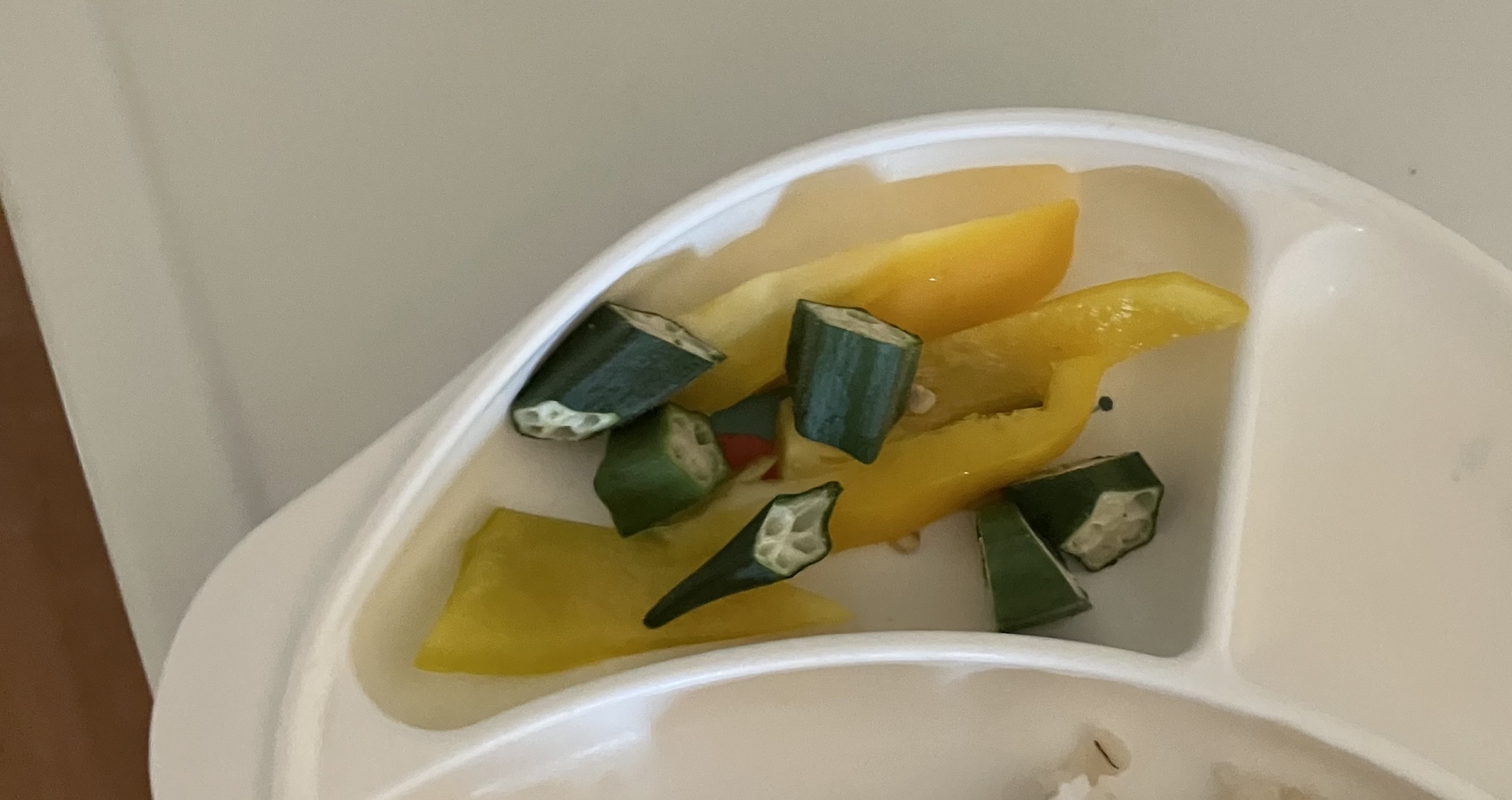 パプリカとおくらの塩炒め