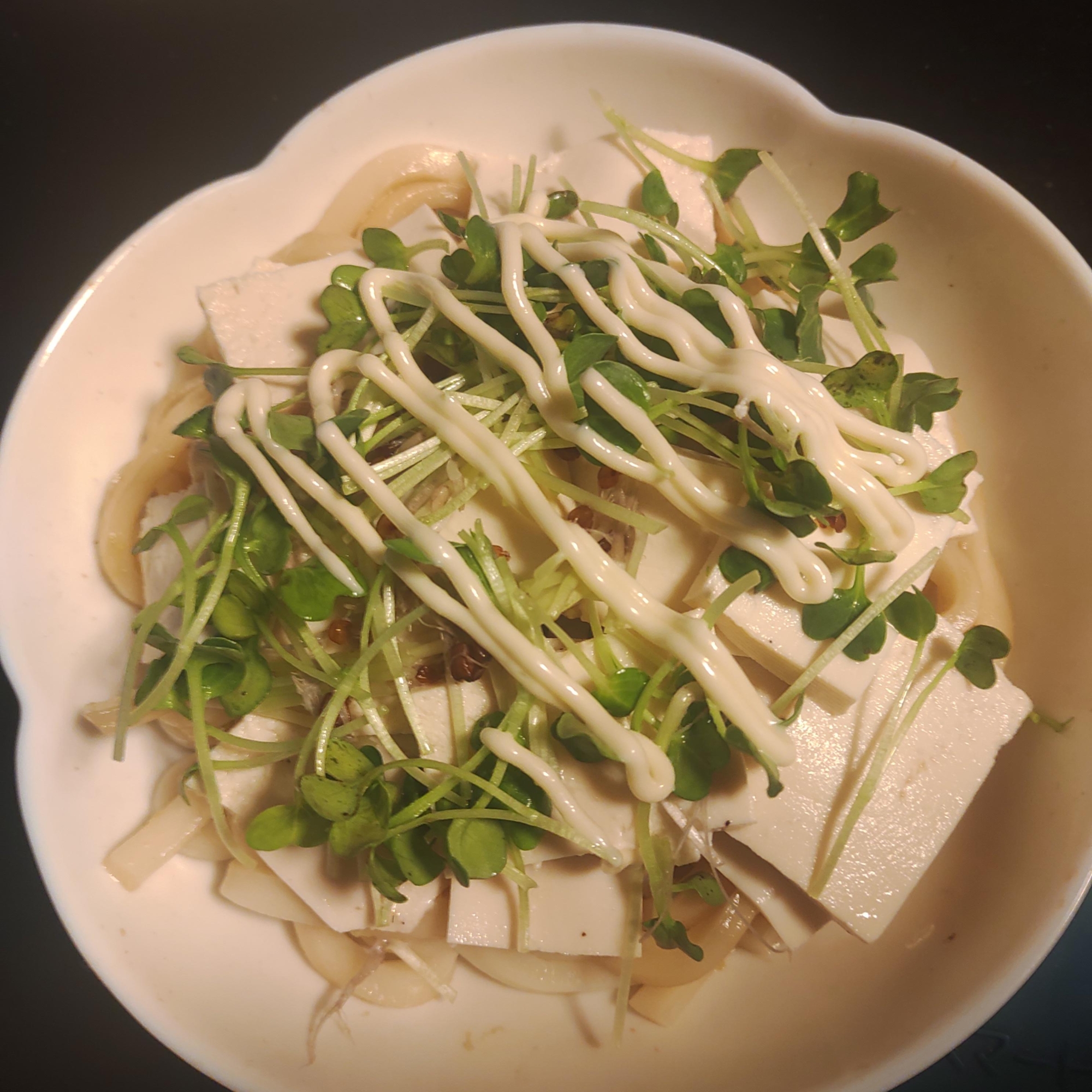 豆腐、かいわれ、わさびマヨ冷やしうどん