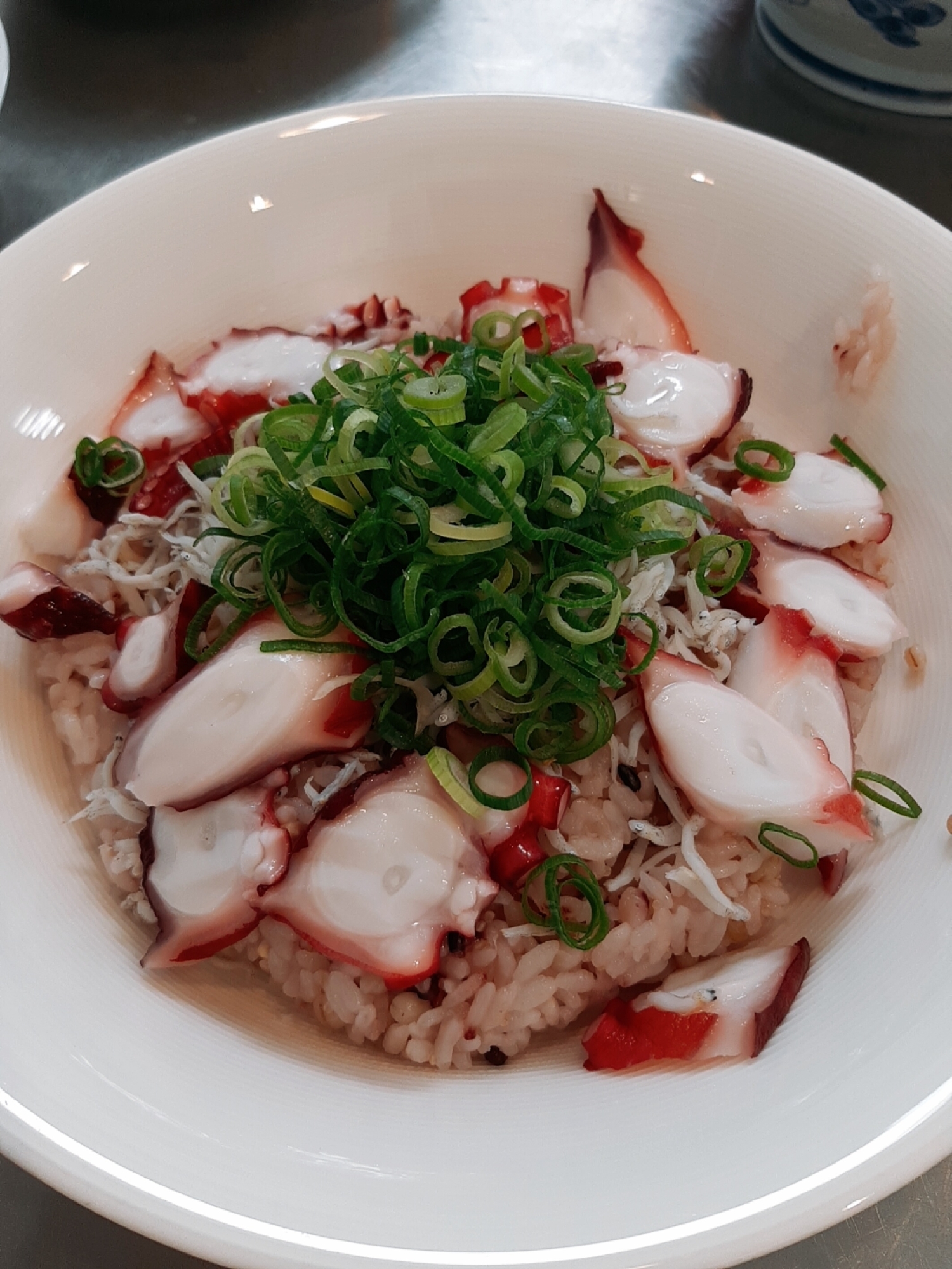 タコとしらすの海鮮丼