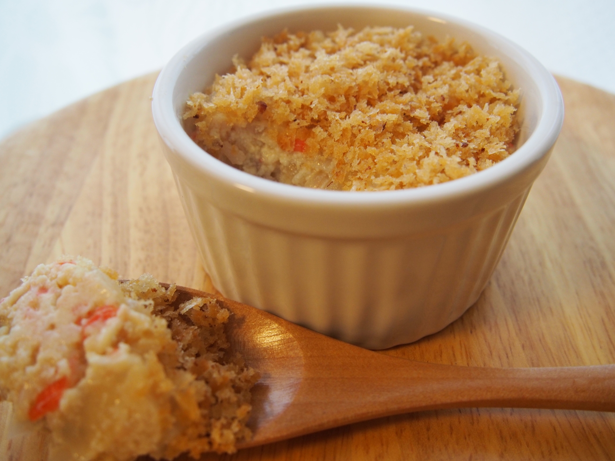 白い容器に入れられた豆腐カニクリームコロッケ