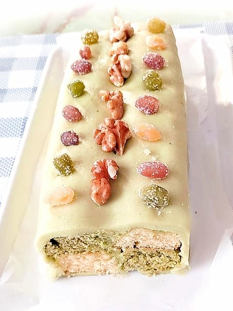 白い皿に盛り付けた抹茶のバッテンバーグケーキ