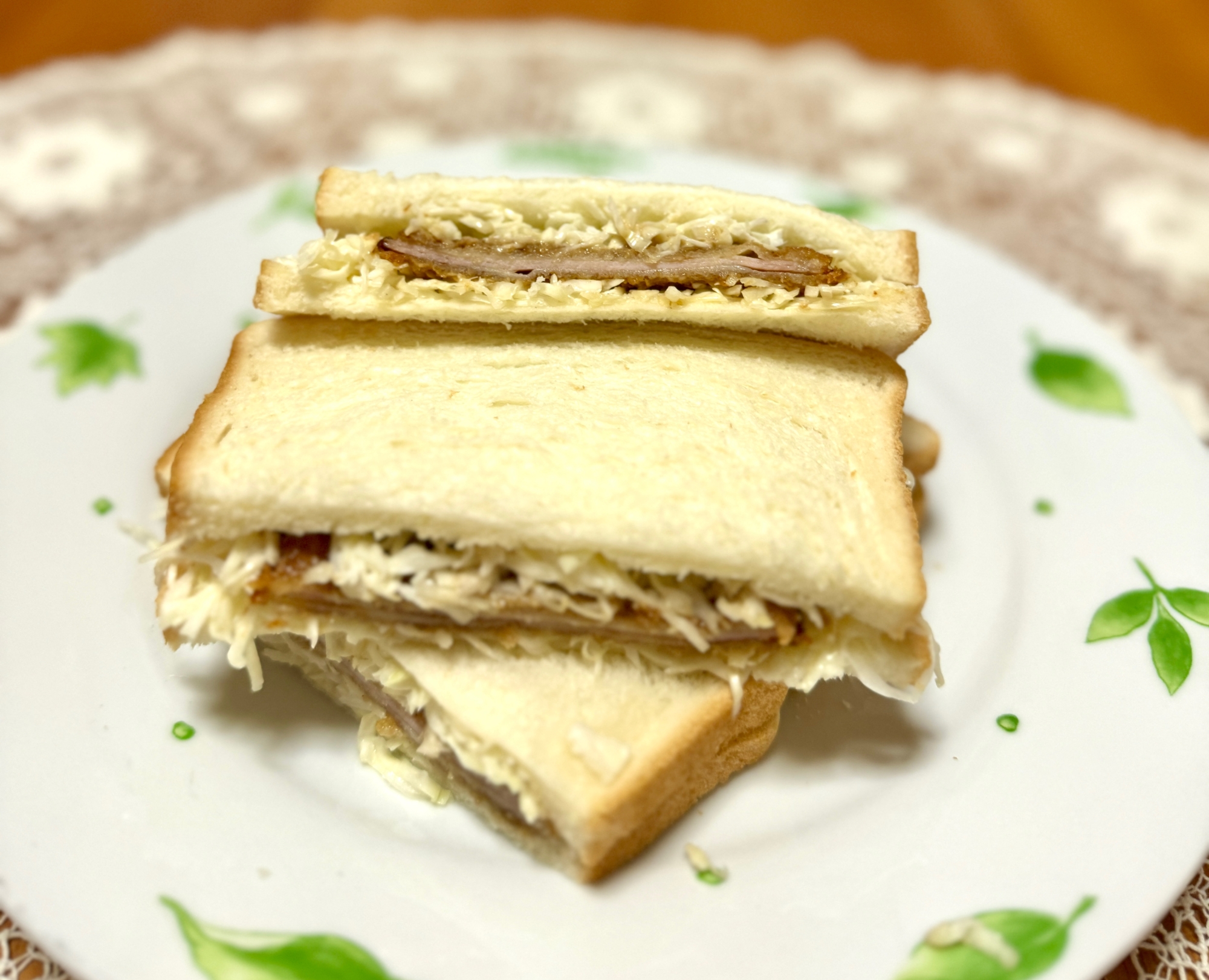 千切りキャベツと甘めのソース☆ハムカツサンド