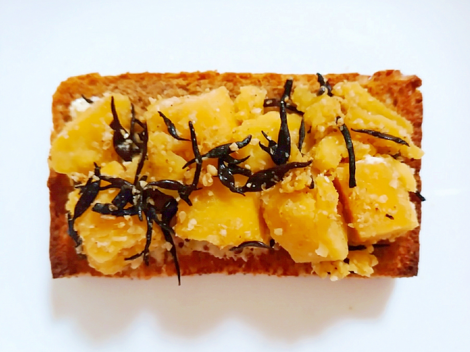 薩摩芋とひじきの胡麻和えトースト