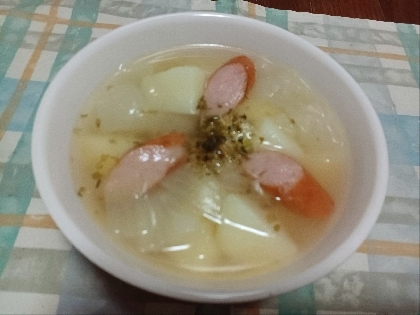玉ねぎとじゃがいもとウインナーの中華スープ
