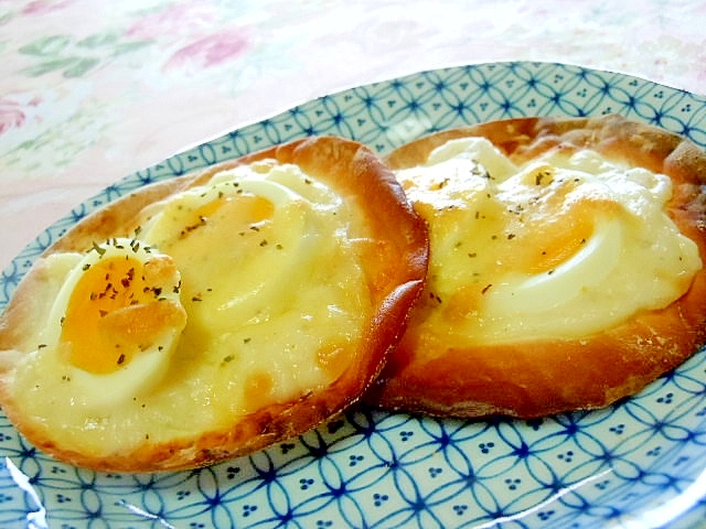餃子の皮ｄｅ❤ゆで卵とホワイトソースのバジル焼き❤